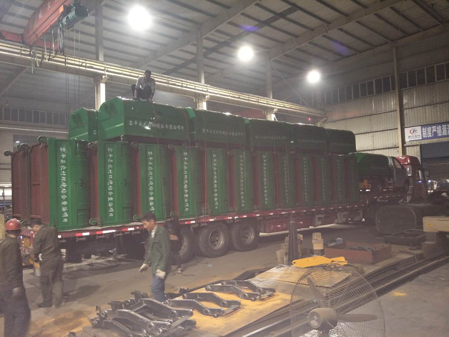 黎平縣采購(gòu)的46臺(tái)勾臂式垃圾車和307個(gè)垃圾箱開始